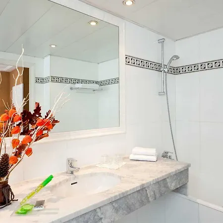 De La Jatte Hotel 3*